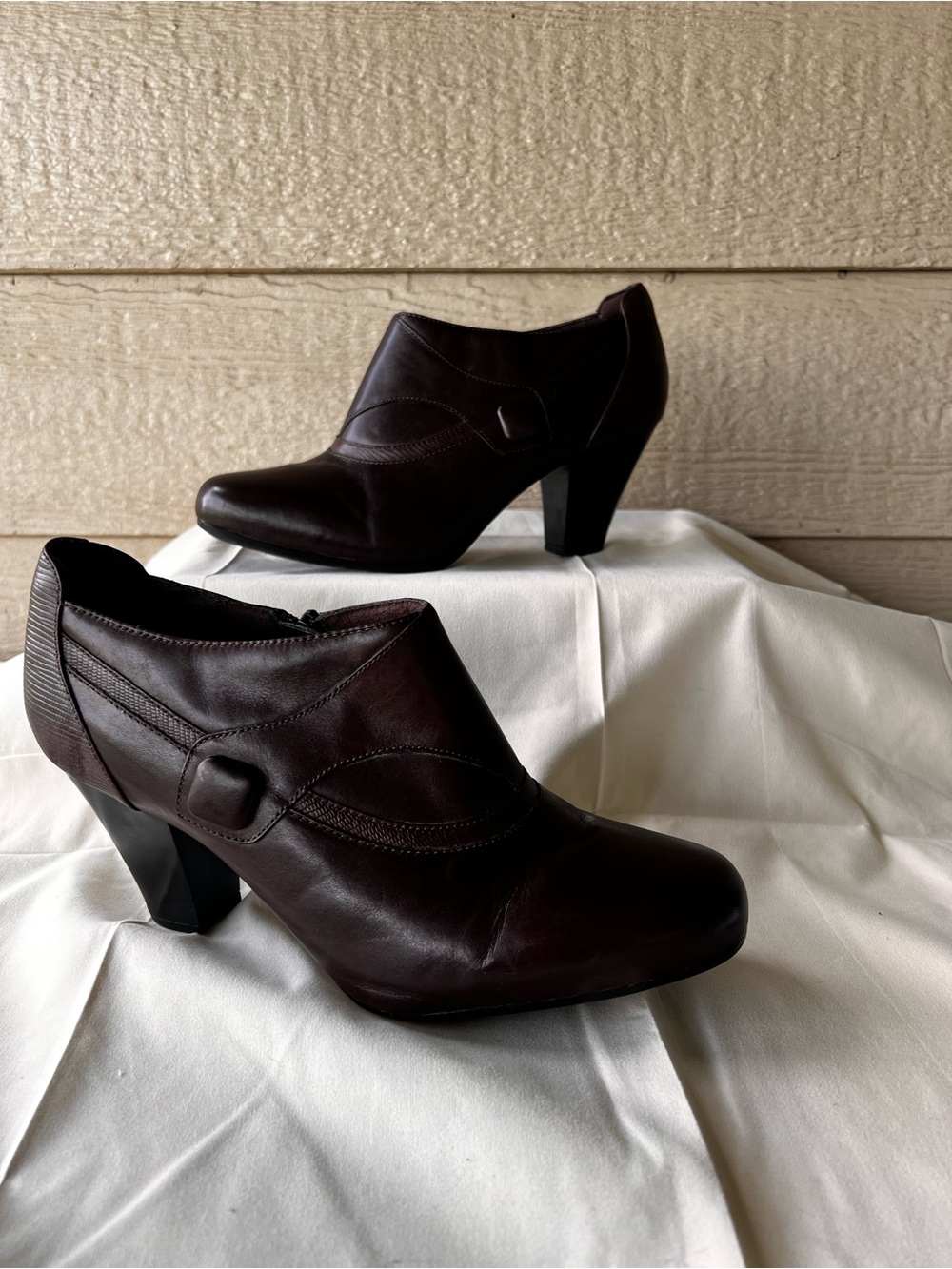 Clarks Bendables Brown Leather Zip Ankle Bootie Comfort Heels Size 11W